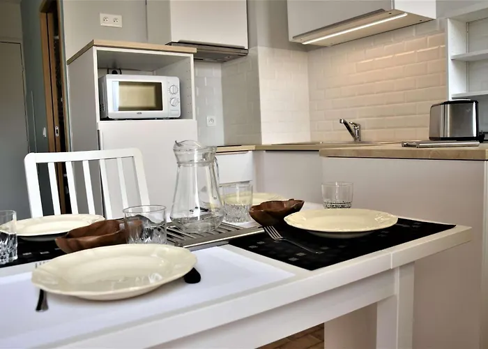 Renove Avec Balcon Sur Le Port Gn460-010 דירה